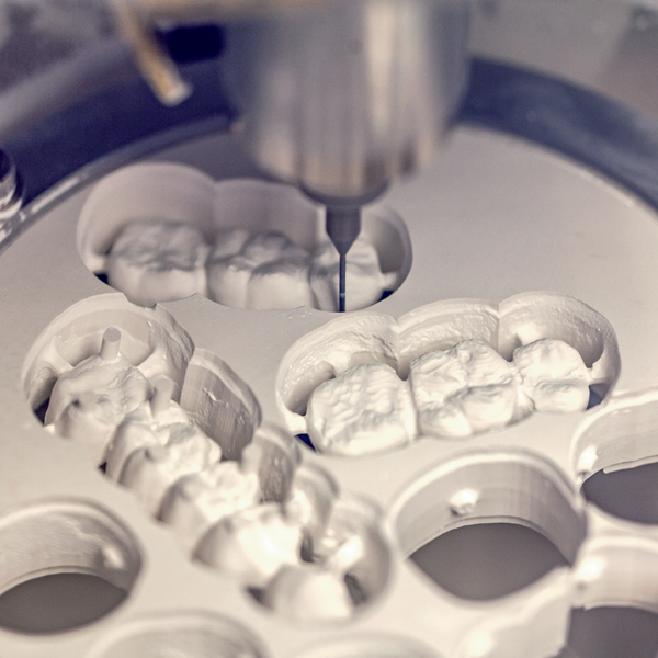 alt="immagine dischi in zirconia per fresaggio"